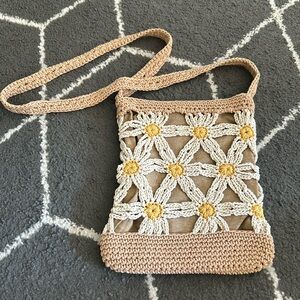 Daisy crochet crossbody bag with zipper